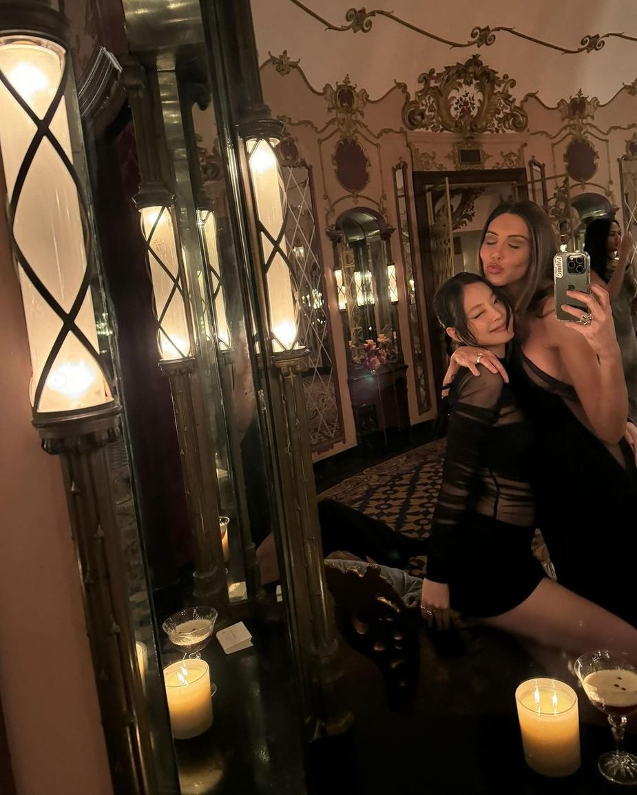 Trước đó, Mimi Tohmé - người sáng lập Tohmé Jewelry – đăng tải những hình ảnh dự tiệc cùng thành viên BlackPink lên trang cá nhân.