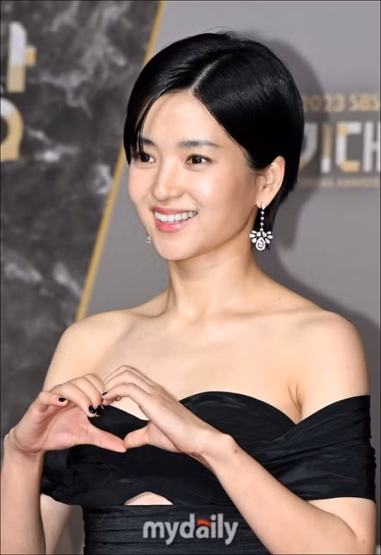 Kim Tae Ri khoe vai trần trong bộ đầm dạ hội cắt xẻ gợi cảm. Lễ trao giải năm nay được tổ chức tại SBS Prism Tower ở Sangam-dong, Mapo-gu, Seoul. Kim Tae Ri khoe vai trần trong bộ đầm dạ hội cắt xẻ gợi cảm. Lễ trao giải năm nay được tổ chức tại SBS Prism Tower ở Sangam-dong, Mapo-gu, Seoul.
