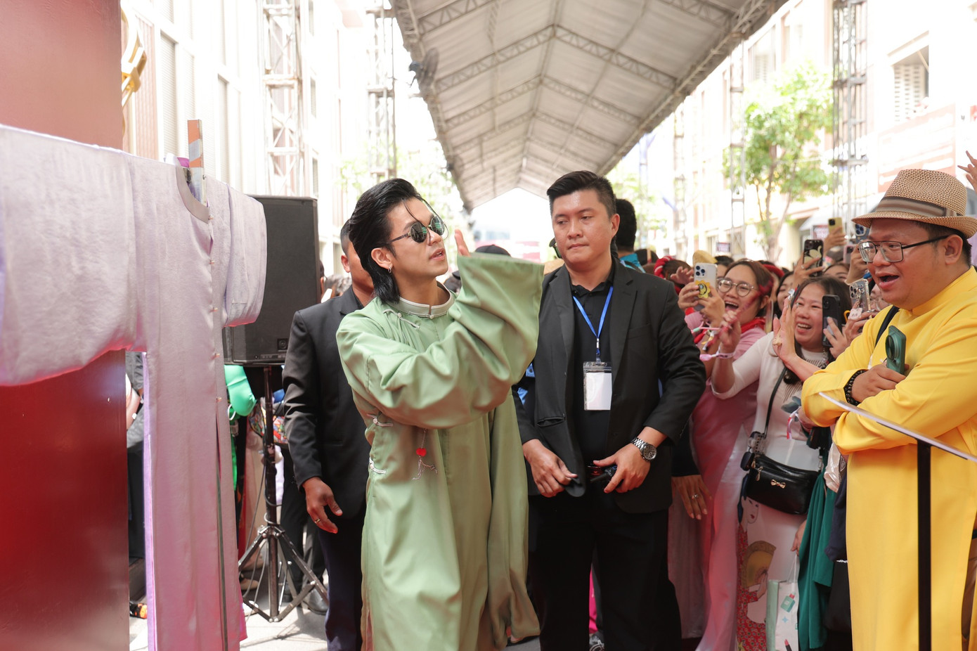 Các anh tài (S)TRONG Trọng Hiếu, Tăng Phúc (ảnh phải) xuất hiện để giao lưu với fan tại con đường Guinness.