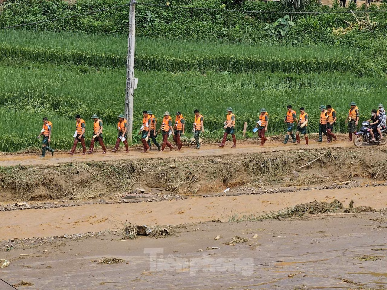 Thủ tướng Phạm Minh Chính bật khóc khi thấy tang thương Làng Nủ ảnh 17 Thủ tướng Phạm Minh Chính bật khóc khi thấy tang thương Làng Nủ ảnh 17