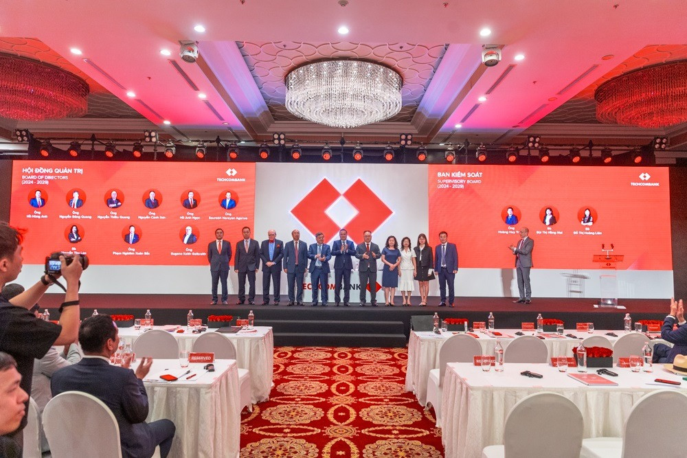 Dù chi lương cho nhân viên ở mức cao nhất toàn ngành nhưng thù lao HĐQT và BKS Techcombank chỉ ở mức trung bình toàn ngành. Ảnh: TCB. Dù chi lương cho nhân viên ở mức cao nhất toàn ngành nhưng thù lao HĐQT và BKS Techcombank chỉ ở mức trung bình toàn ngành. Ảnh: TCB.