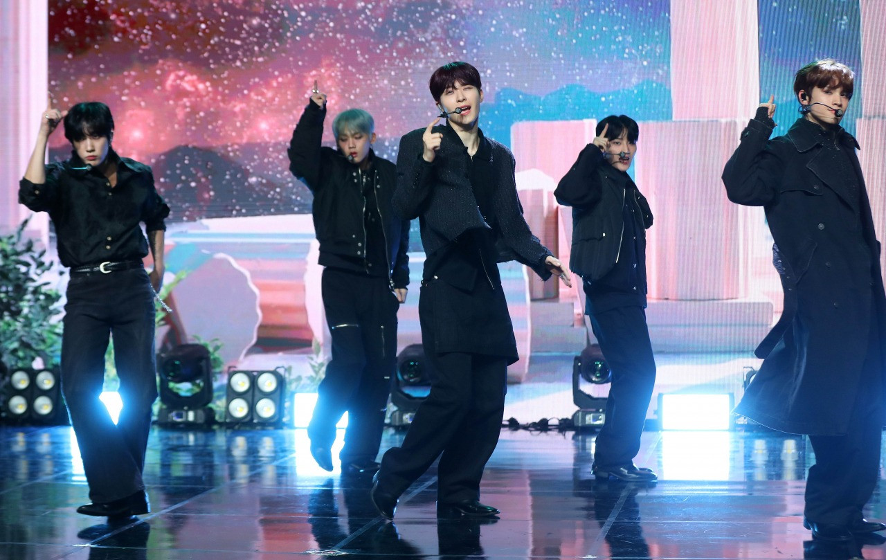 Nhóm nhạc nam tân binh One Pact biểu diễn trong buổi giới thiệu album đầu tay "Moment" tại Seoul, năm 2023. Ảnh: Newsis. Nhóm nhạc nam tân binh One Pact biểu diễn trong buổi giới thiệu album đầu tay "Moment" tại Seoul, năm 2023. Ảnh: Newsis.