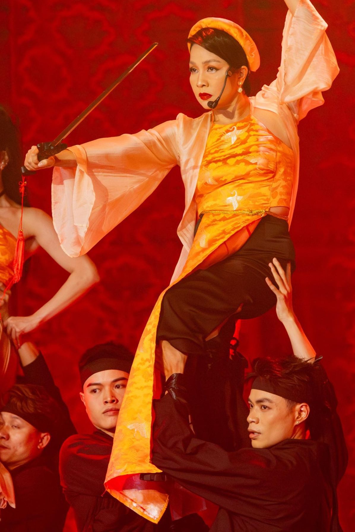 Mỹ Linh chịu khó lăn xả, thay đổi phong cách trên sân khấu.