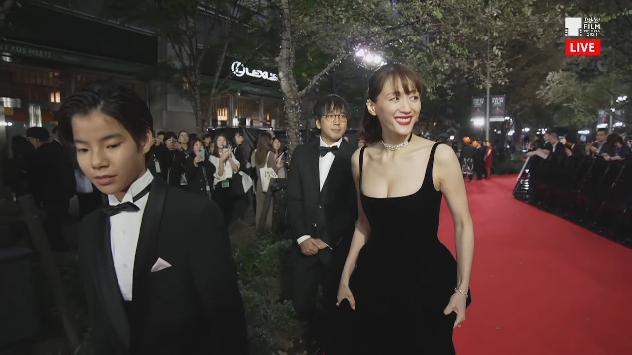 Sao nữ &quot;quyến rũ nhất Nhật Bản&quot; nổi bật tại sự kiện. Mỹ nhân 39 tuổi có lượng fan đông đảo, tên tuổi của cô gắn liền với nhiều tác phẩm như Tiếng gọi tình yêu giữa lòng thế giới, Bạch dạ hành, Đi trong đêm trắng, Thiên đường và địa ngục: Hoán đổi linh hồn…