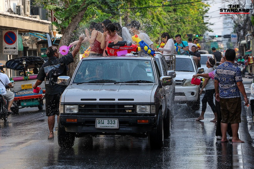 Du khách Trung Quốc tụ tập thành nhóm thuê xe bán tải chở nước ở khu vực Bangkok. Theo The Standard, giá thuê ôtô trong một ngày bao gồm cả thiết bị phục vụ nhu cầu té nước là 9.000 baht (hơn 6 triệu đồng). Với nhóm du lịch ít người hơn, họ chọn thuê xe ba bánh (Tuk Tuk) đi khắp phố, đặc biệt xung quanh đường Khao San.