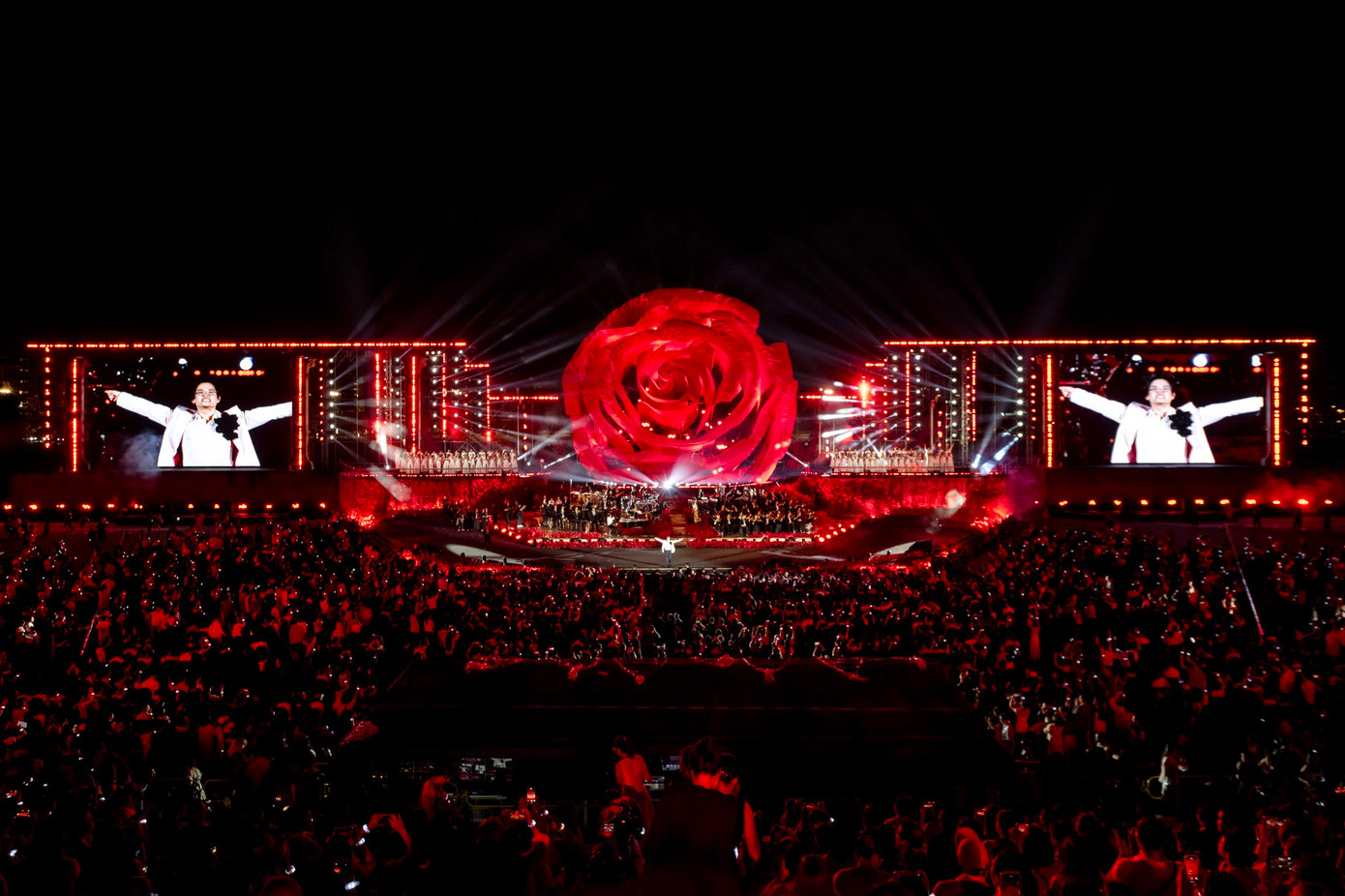 Sân khấu hoành tráng của Sketch A Rose. Sân khấu hoành tráng của Sketch A Rose.