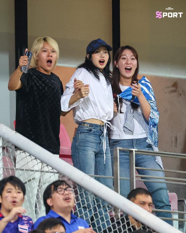 Lisa đón sinh nhật tuổi 27 vào ngày 27/3. Nữ ca sĩ tích cực đẩy mạnh hoạt động cá nhân, xuất hiện nhiều tại sự kiện công cộng sau khi thành lập công ty giải trí riêng. Cô xác nhận đóng phim, hé lộ cú bắt tay với nhãn hàng thời trang danh tiếng, mới nhất có tin Lisa hợp tác với chủ nhân bản hit Water – Tyla để phát hành bài hát mới.