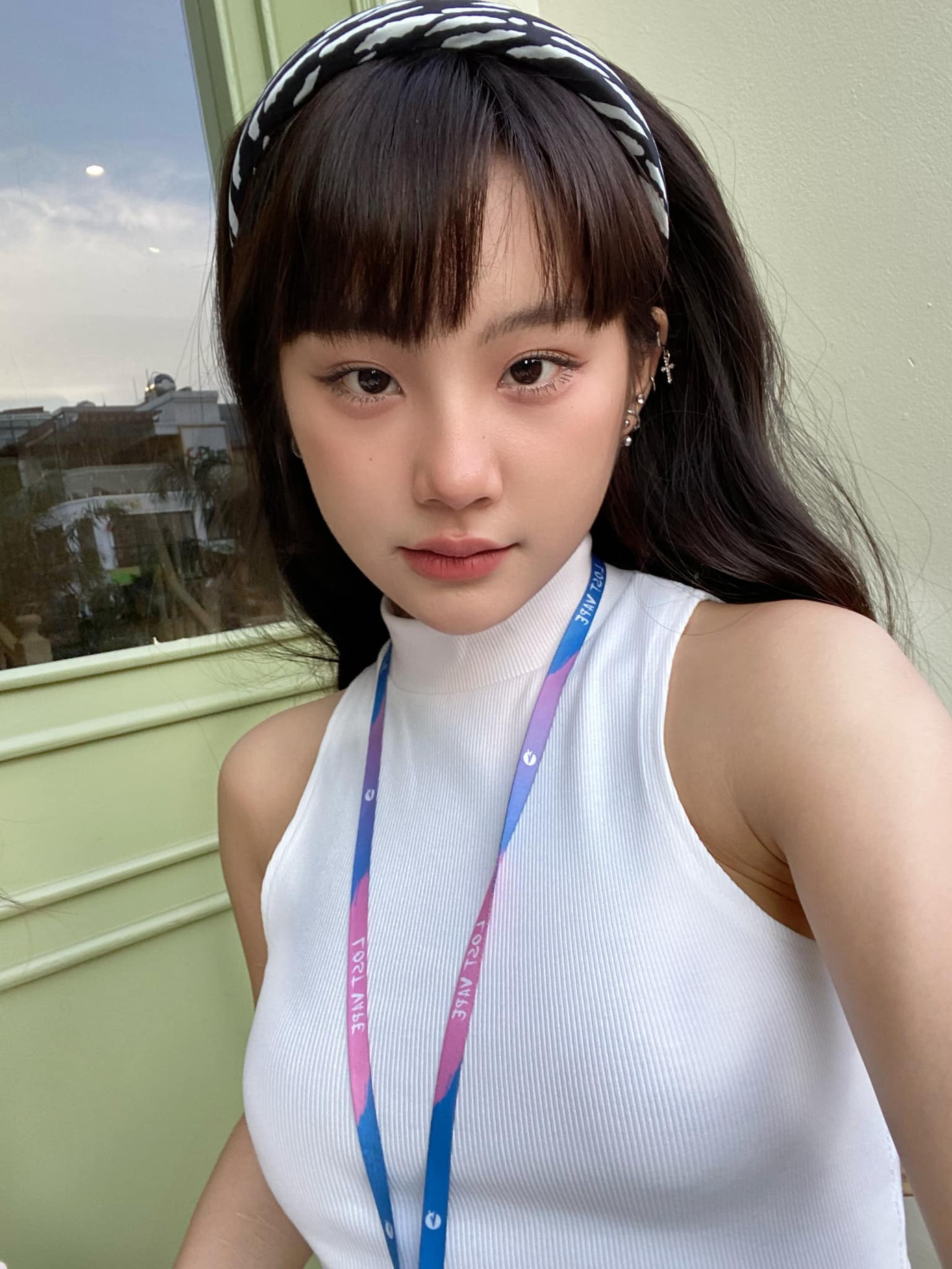 Diễn viên sinh năm 2002, đến từ Lạng Sơn, người dân tộc Tày. Năm 2022, cô gây chú ý khi là nữ chính trong chương trình Tỏ tình hoàn mỹ, được gọi là “hot girl người Tày”. Thời điểm đó, cô chia sẻ đã trải qua nhiều chuyện đau buồn và đang trên hành trình chữa lành cho bản thân.