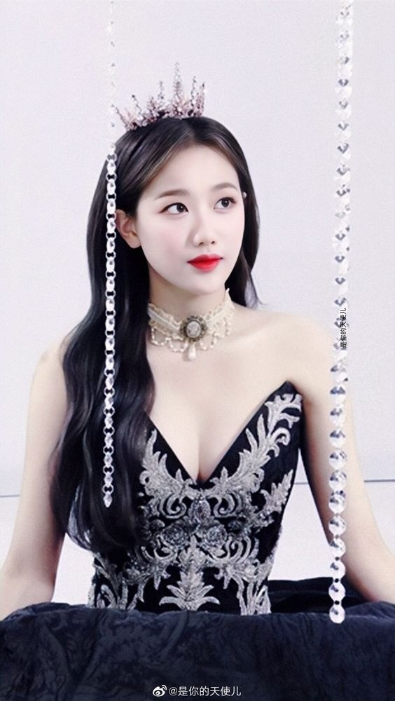 Cuối tháng 1/2022, April thông báo tan rã. Naeun bộc bạch cô cảm thấy nặng nề trước thông tin này và gửi lời cảm ơn đến các thành viên đã trải qua chặng đường 7 năm cùng nhau. Cô sau đó ký hợp đồng độc quyền với Namoo Actors để tiếp tục đam mê diễn xuất.