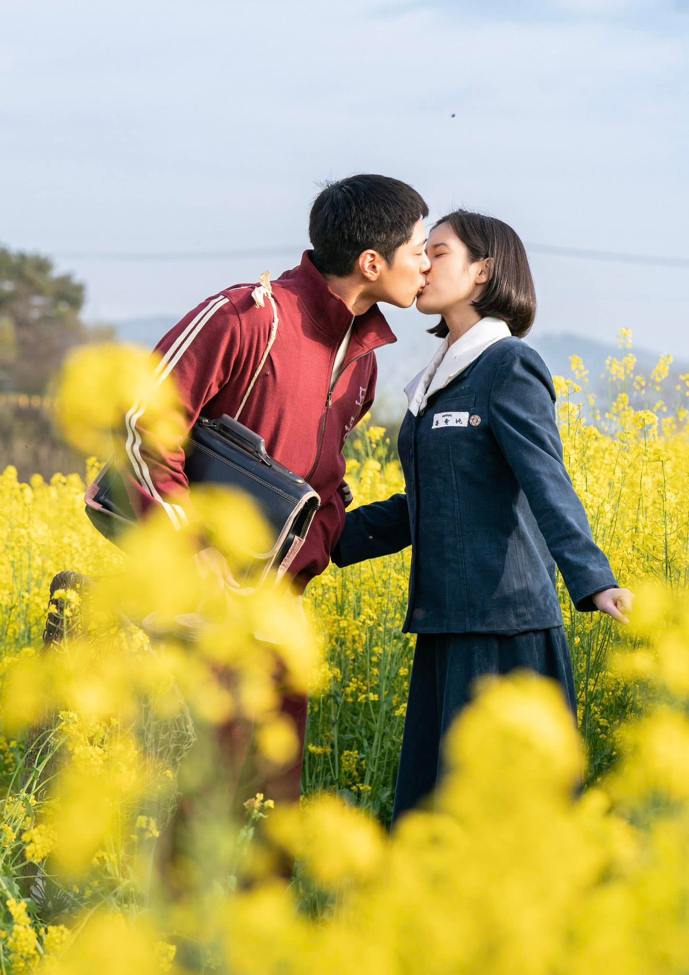 Màn kết hợp ăn ý giữa IU và Park Bo Gum khiến phim "bùng nổ". Màn kết hợp ăn ý giữa IU và Park Bo Gum khiến phim "bùng nổ".
