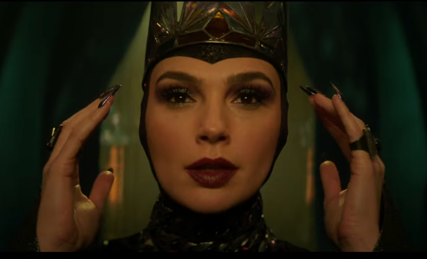 Bạch Tuyết do Rachel Zegler đóng và Hoàng hậu do Gal Gadot (phải) đảm nhận. Bạch Tuyết do Rachel Zegler đóng và Hoàng hậu do Gal Gadot (phải) đảm nhận.