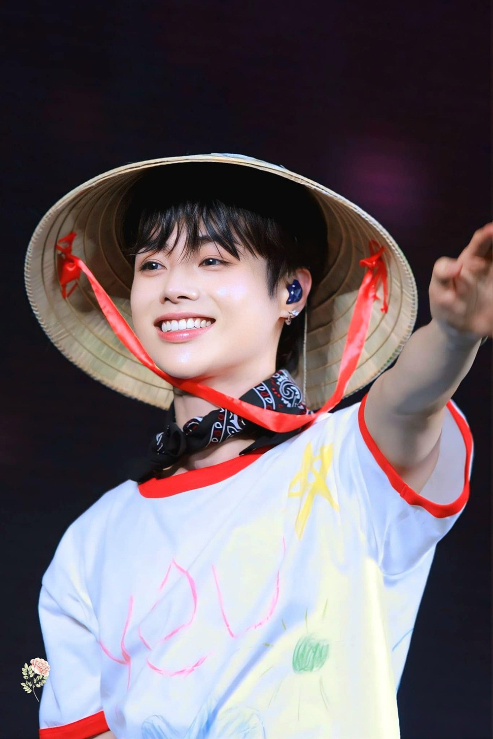 Ca sĩ Việt gian nan trong môi trường Kpop. Ngô Ngọc Hưng (đội nón lá) là thần tượng người Việt đang có độ nhận diện cao nhất với khán giả ở Hàn Quốc và quốc tế.