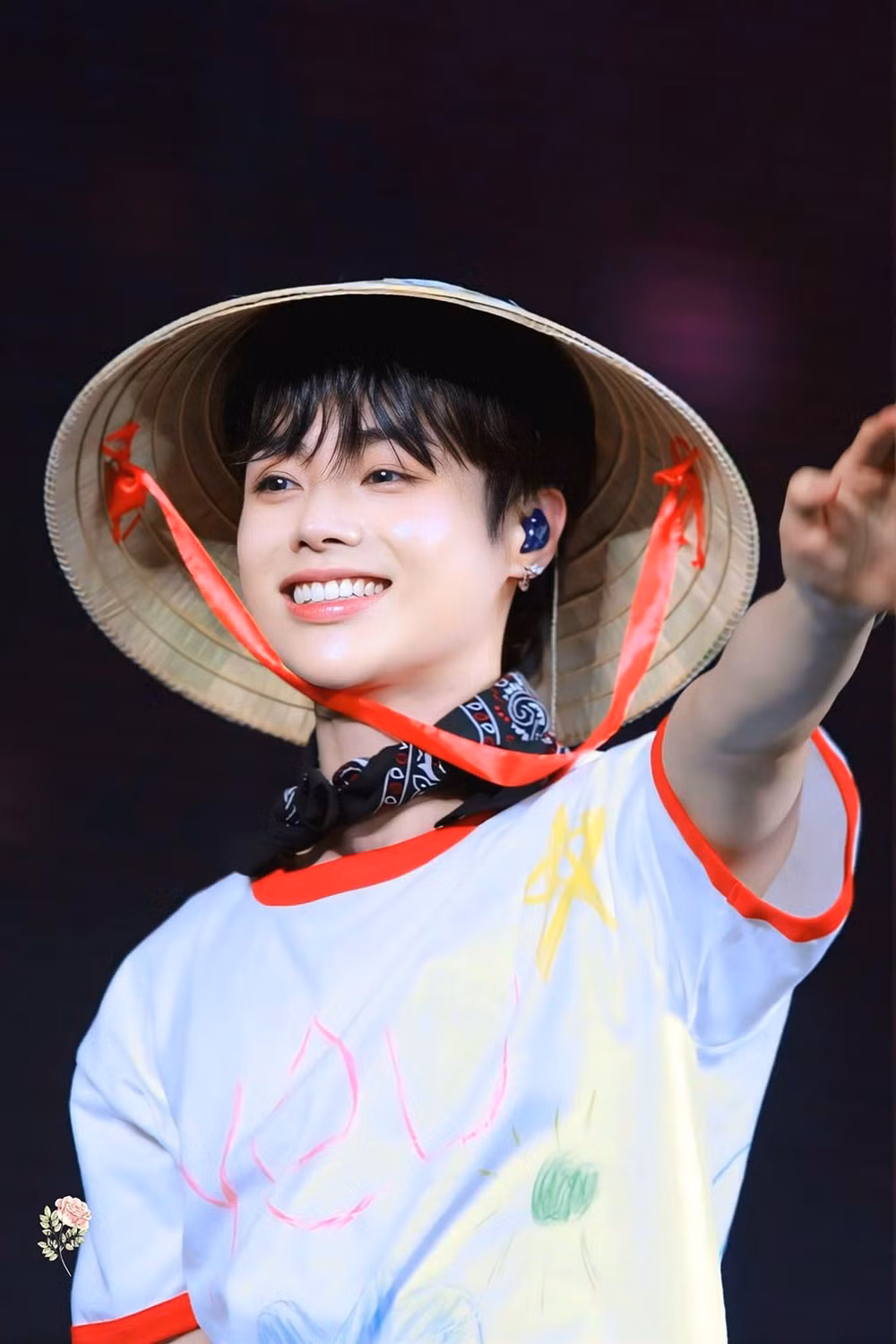 Ca sĩ Việt gian nan trong môi trường Kpop. Ngô Ngọc Hưng (đội nón lá) là thần tượng người Việt đang có độ nhận diện cao nhất với khán giả ở Hàn Quốc và quốc tế.