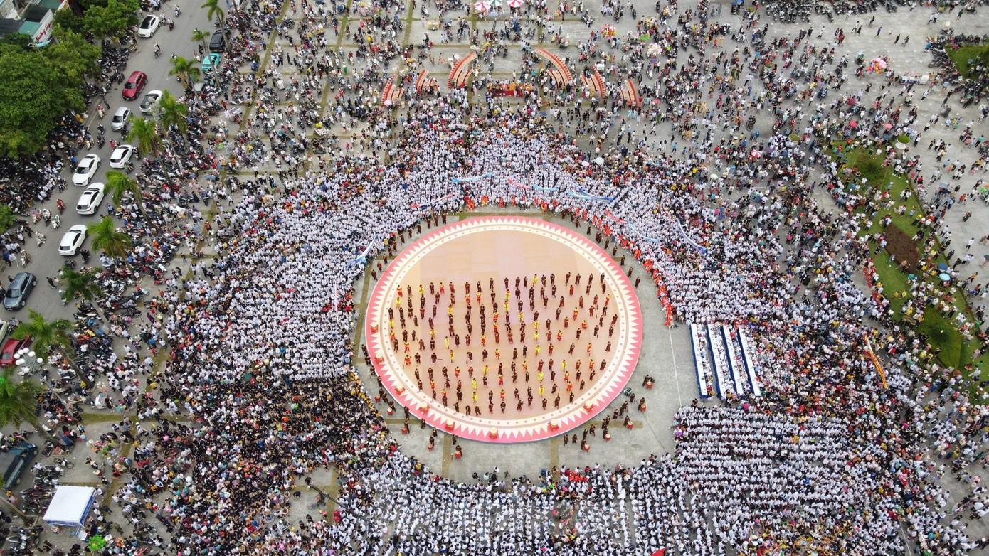 Điểm cầu Thanh Hóa được tổ chức tại Quảng trường Lam Sơn, TP Thanh Hóa. Sự kiện thu hút khoảng 8.000 người đến tiếp lửa cho “nhà leo núi” Lê Xuân Mạnh, lớp 12A1, Trường THPT Hàm Rồng. Ảnh: Hoàng Lam