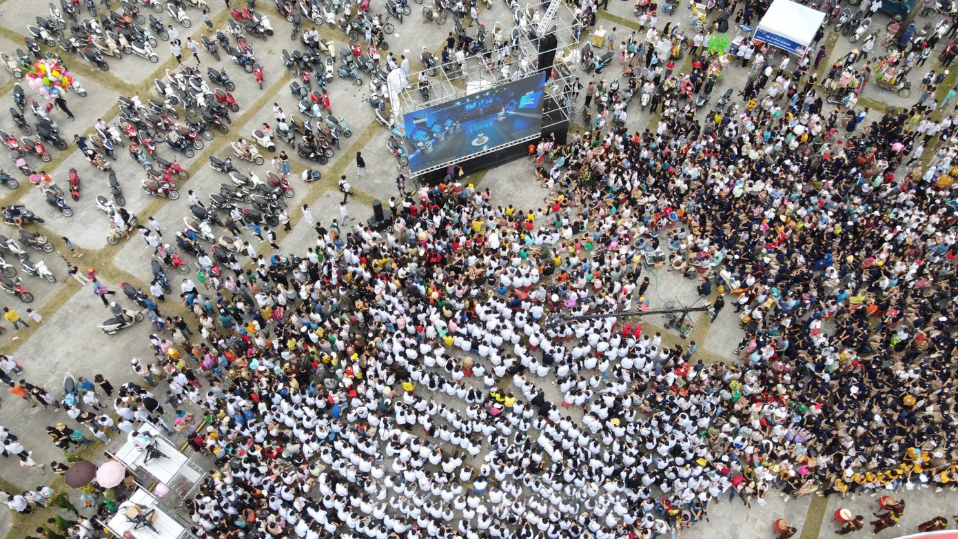 Điểm cầu Thanh Hóa được tổ chức tại Quảng trường Lam Sơn, TP Thanh Hóa. Sự kiện thu hút khoảng 8.000 người đến tiếp lửa cho “nhà leo núi” Lê Xuân Mạnh, lớp 12A1, Trường THPT Hàm Rồng. Ảnh: Hoàng Lam