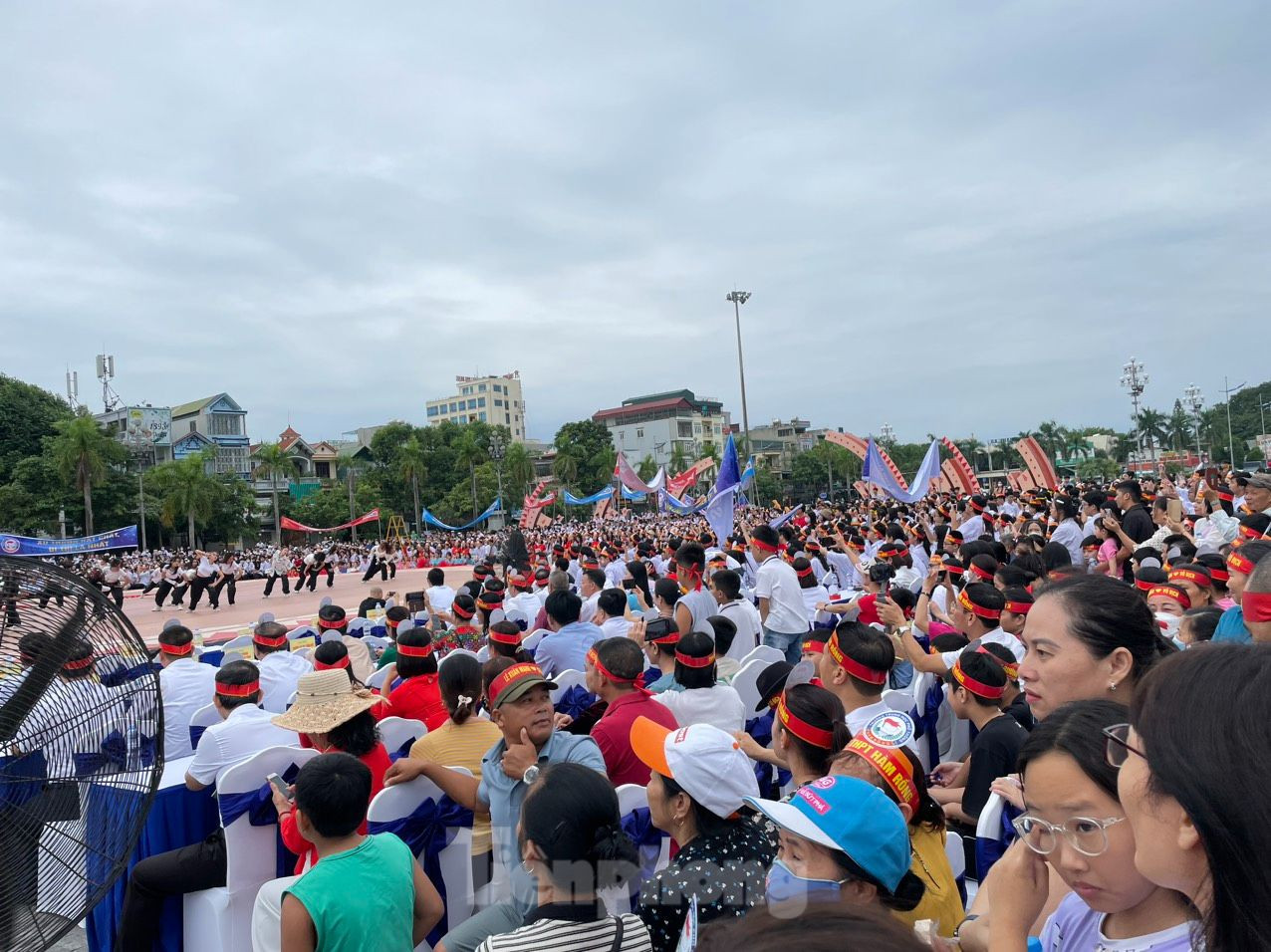 Điểm cầu Thanh Hóa được tổ chức tại Quảng trường Lam Sơn, TP Thanh Hóa. Sự kiện thu hút khoảng 8.000 người đến tiếp lửa cho “nhà leo núi” Lê Xuân Mạnh, lớp 12A1, Trường THPT Hàm Rồng. Ảnh: Hoàng Lam