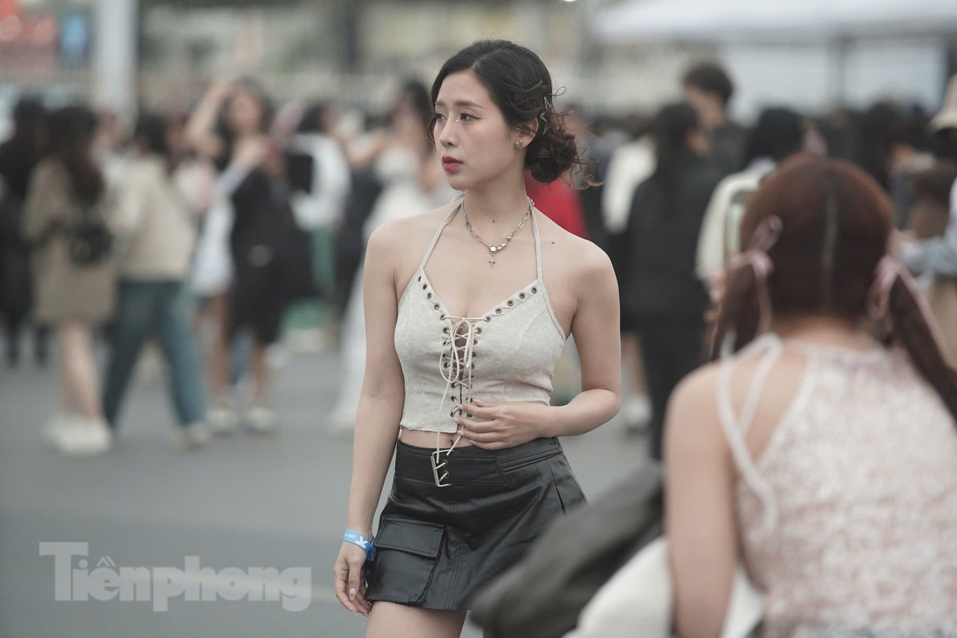 Các fan nữ tranh thủ chụp ảnh &quot;check-in&quot; trước giờ vào sân, hầu hết đều mang theo áo khoác bên ngoài để giữ ấm.