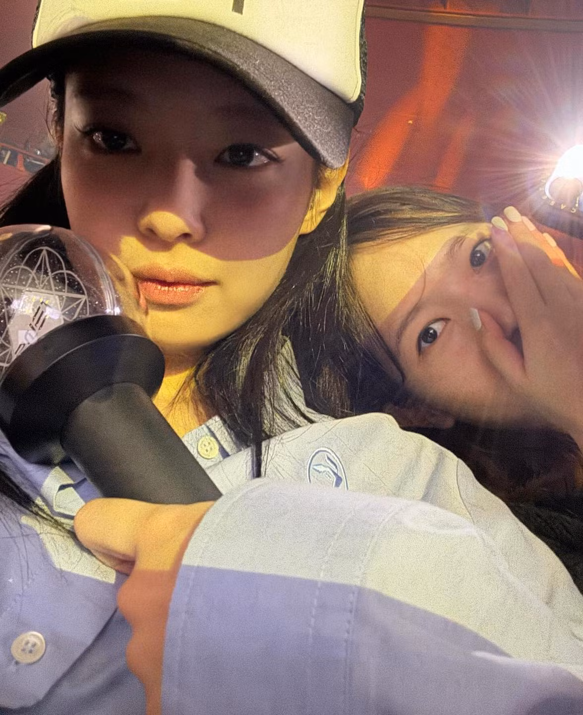 Jennie (đội mũ) không có mặt trong ảnh chụp chung cùng các nghệ sĩ cựu YG, trong đó có G-Dragon.