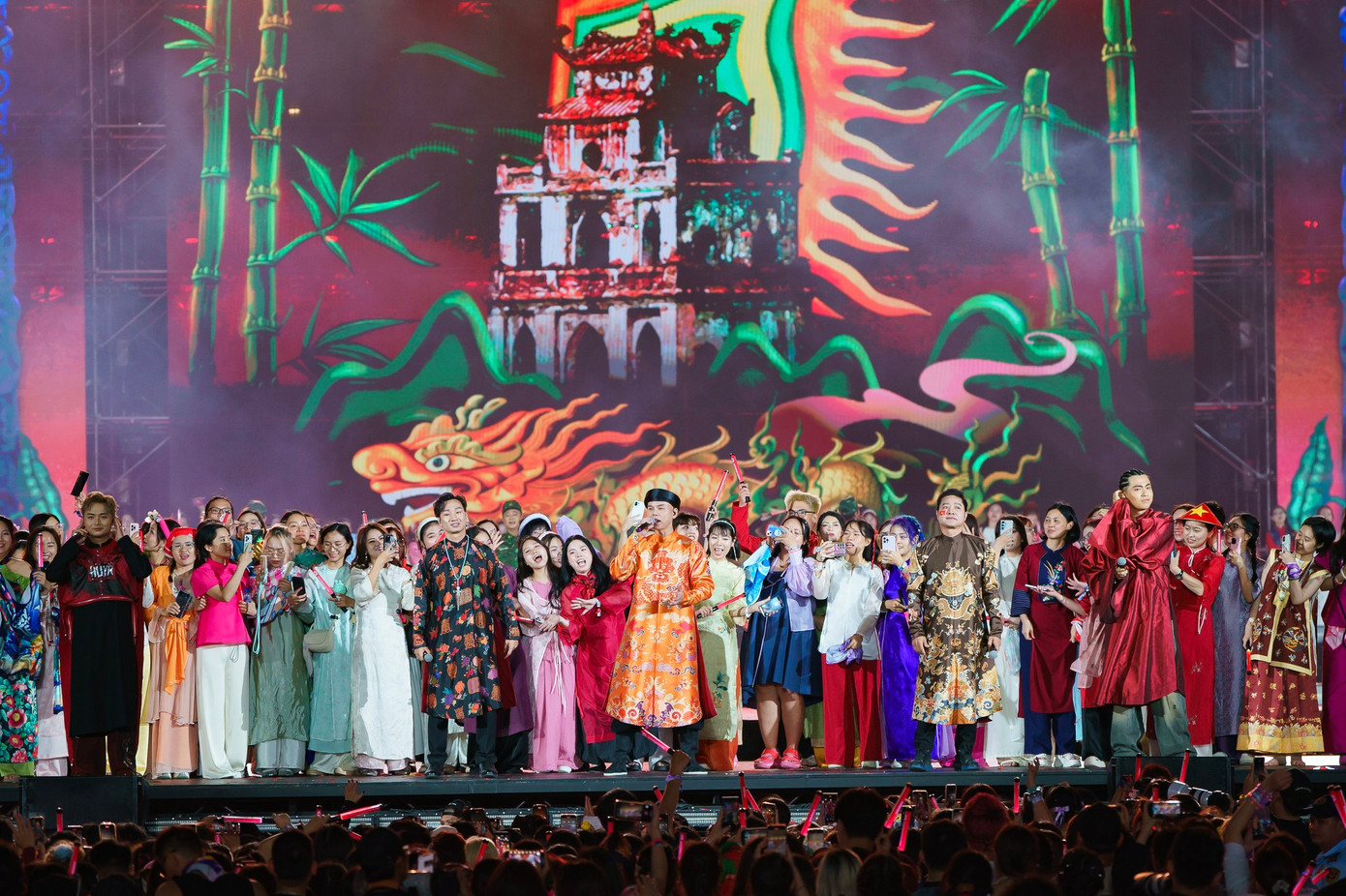 Anh trai vượt ngàn chông gai lập kỷ lục thế giới, là sự kiện có số lượng người tham gia mặc trang phục truyền thống Việt Nam đông nhất.