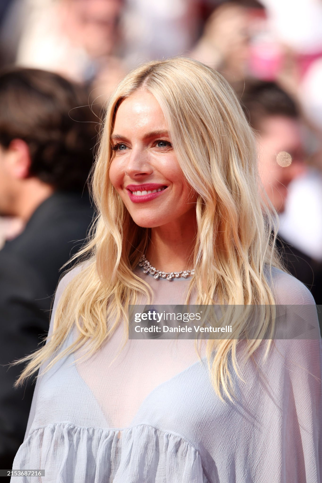 Liên hoan phim (LHP) Cannes ngày 6 được chú ý khi bộ phim Horizon: An American Saga, Emilia Perez công chiếu. Nhiều nghệ sĩ nổi tiếng tiếp tục diện bộ cánh thanh lịch, gợi cảm xuất hiện trên thảm đỏ. Sienna Miller rạng rỡ bước đi trên thảm đỏ cho buổi công chiếu Horizon: An American Saga, cô diện chiếc váy màu xanh nhạt bồng bềnh, để tóc buông xõa. Liên hoan phim (LHP) Cannes ngày 6 được chú ý khi bộ phim Horizon: An American Saga, Emilia Perez công chiếu. Nhiều nghệ sĩ nổi tiếng tiếp tục diện bộ cánh thanh lịch, gợi cảm xuất hiện trên thảm đỏ. Sienna Miller rạng rỡ bước đi trên thảm đỏ cho buổi công chiếu Horizon: An American Saga, cô diện chiếc váy màu xanh nhạt bồng bềnh, để tóc buông xõa.