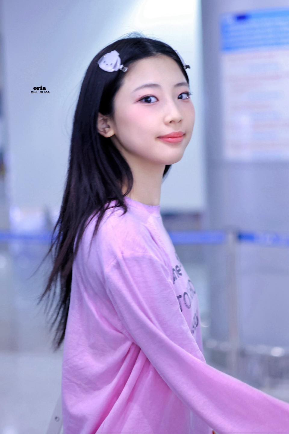 Tuy không nhiều người hâm mộ có mặt tại sân bay, sự xuất hiện của nhóm vẫn thu hút sự quan tâm từ hành khách xung quanh. Các cô gái lựa chọn trang phục thoải mái nhưng vẫn thể hiện được cá tính riêng, phong cách trẻ trung, năng động.