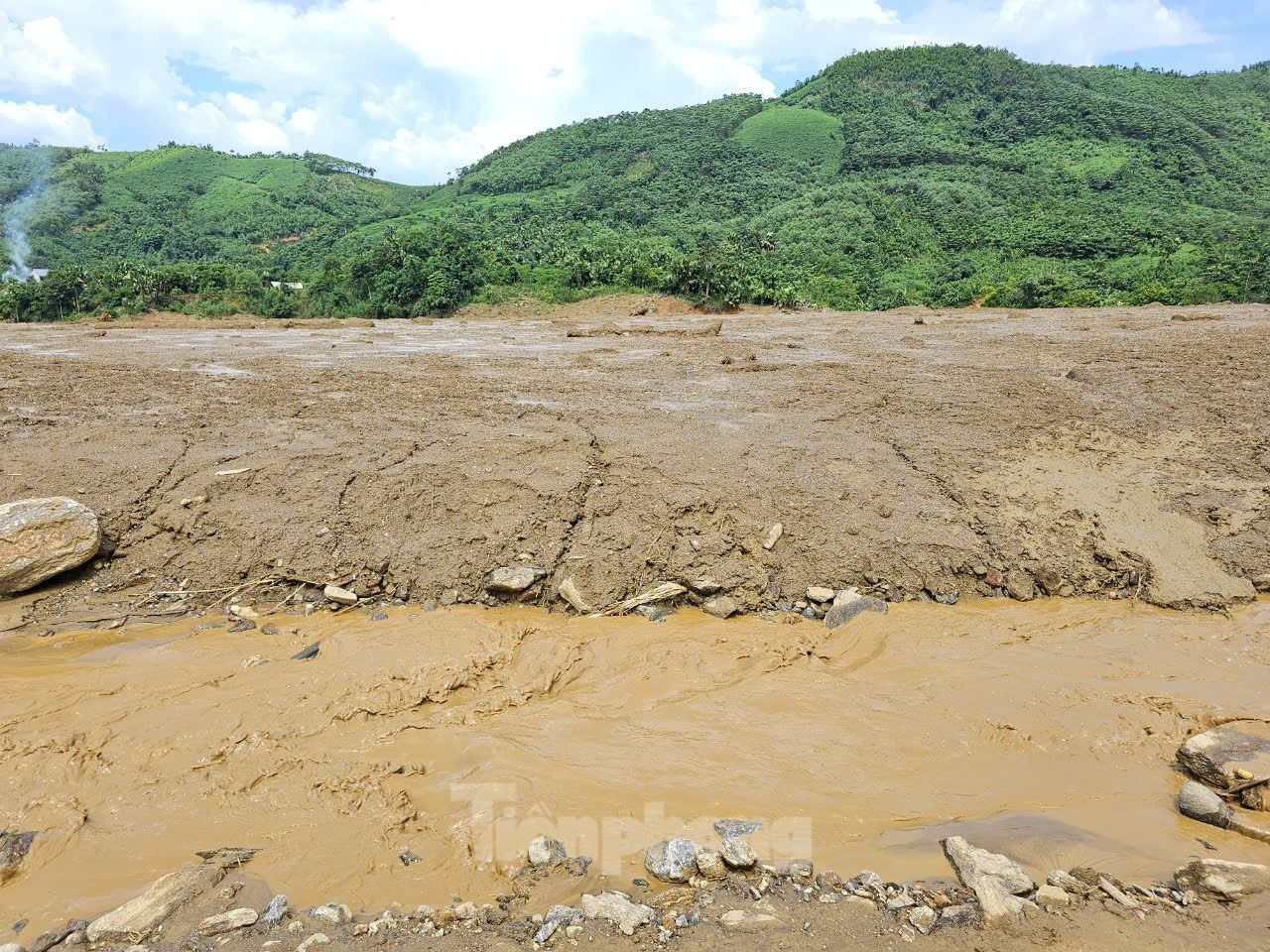 Địa hình khu vực xảy ra thảm họa phức tạp, nhiều chỗ nông nhưng có chỗ ngập sâu, sình lầy, bùn đất vùi sâu. Bên cạnh đó, nhiều rác, gỗ… trôi dạt, các chiến sĩ phải thay nhau dọn, tránh ảnh hưởng đến công tác tìm kiếm nạn nhân. Ảnh: Hân Nguyễn.