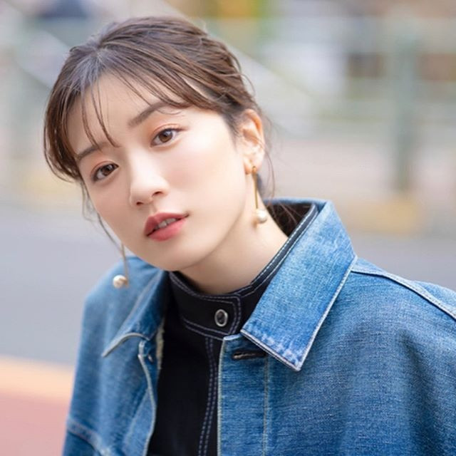 Sinh năm 1999 tại Tokyo, Mei Nagano sớm bén duyên với showbiz khi còn là học sinh tiểu học, sau khi được công ty quản lý phát hiện nhờ ngoại hình nổi bật và thần thái trong sáng. Với gương mặt thanh tú, nụ cười tươi tắn mang năng lượng tích cực, cô thường được giao thể hiện phiên bản thời thơ ấu của các nữ chính trong phim truyền hình.