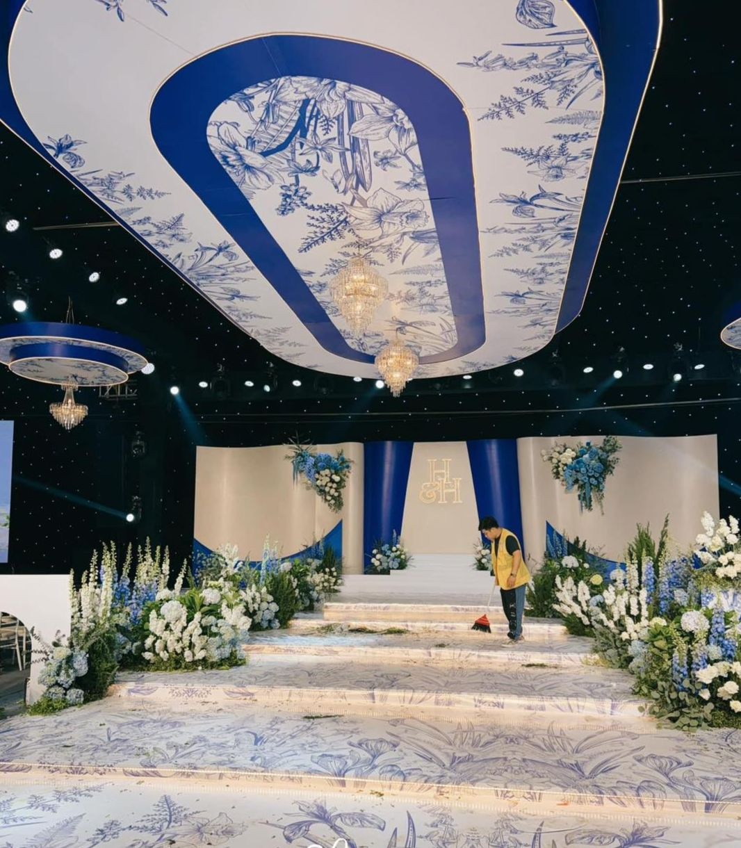 Không gian cưới được trang trí nhã nhặn, ngập tràn hoa tươi. Phía đơn vị thiết kế cho biết họ lựa chọn tông màu xanh nhã nhặn - vốn là màu sắc tượng trưng cho năm sinh mệnh thuỷ của chú rể Quang Hải. Điểm nhấn trong thiết kế chính là ở những hình khối vững chắc - biểu tượng cho sự ổn định và niềm tin trong hành trình xây dựng gia đình mới. Ảnh: Lavita. Không gian cưới được trang trí nhã nhặn, ngập tràn hoa tươi. Phía đơn vị thiết kế cho biết họ lựa chọn tông màu xanh nhã nhặn - vốn là màu sắc tượng trưng cho năm sinh mệnh thuỷ của chú rể Quang Hải. Điểm nhấn trong thiết kế chính là ở những hình khối vững chắc - biểu tượng cho sự ổn định và niềm tin trong hành trình xây dựng gia đình mới. Ảnh: Lavita.