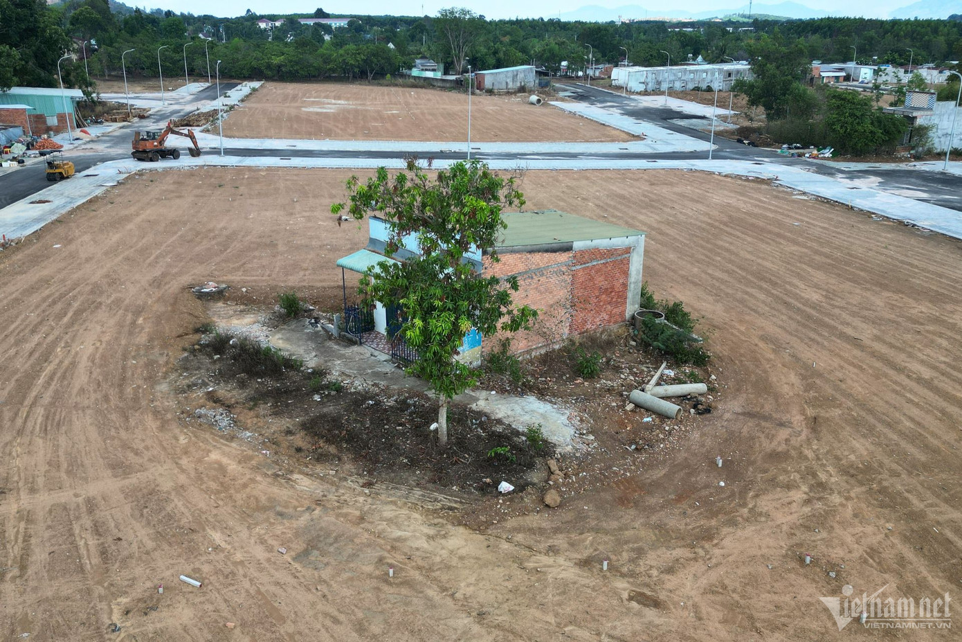 Còn một số hộ dân chưa di dời bàn giao mặt bằng cho đơn vị thi công. Còn một số hộ dân chưa di dời bàn giao mặt bằng cho đơn vị thi công.
