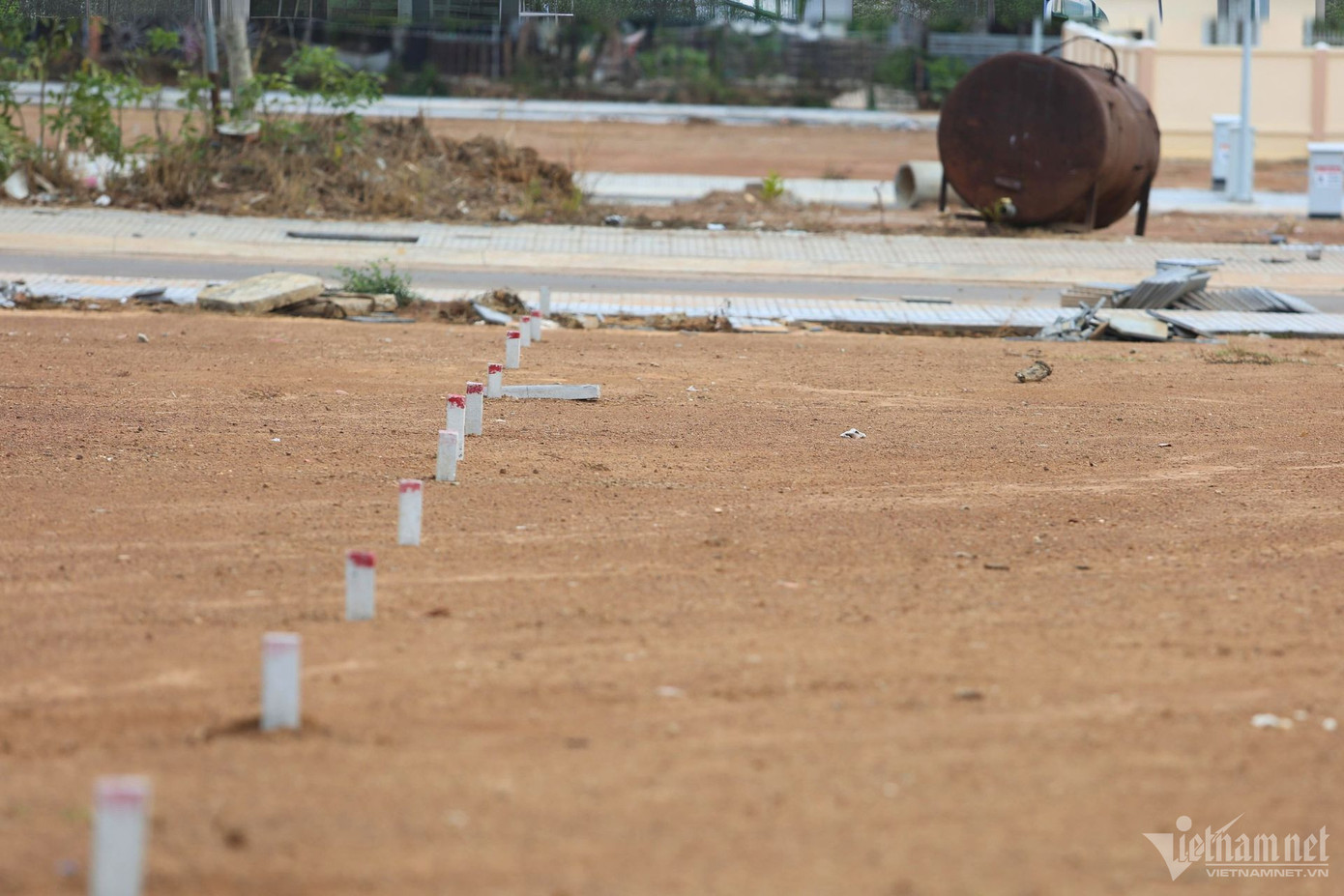 Các phần đất đã được phân ranh, cắm mốc chờ người dân bốc thăm. Các phần đất đã được phân ranh, cắm mốc chờ người dân bốc thăm.