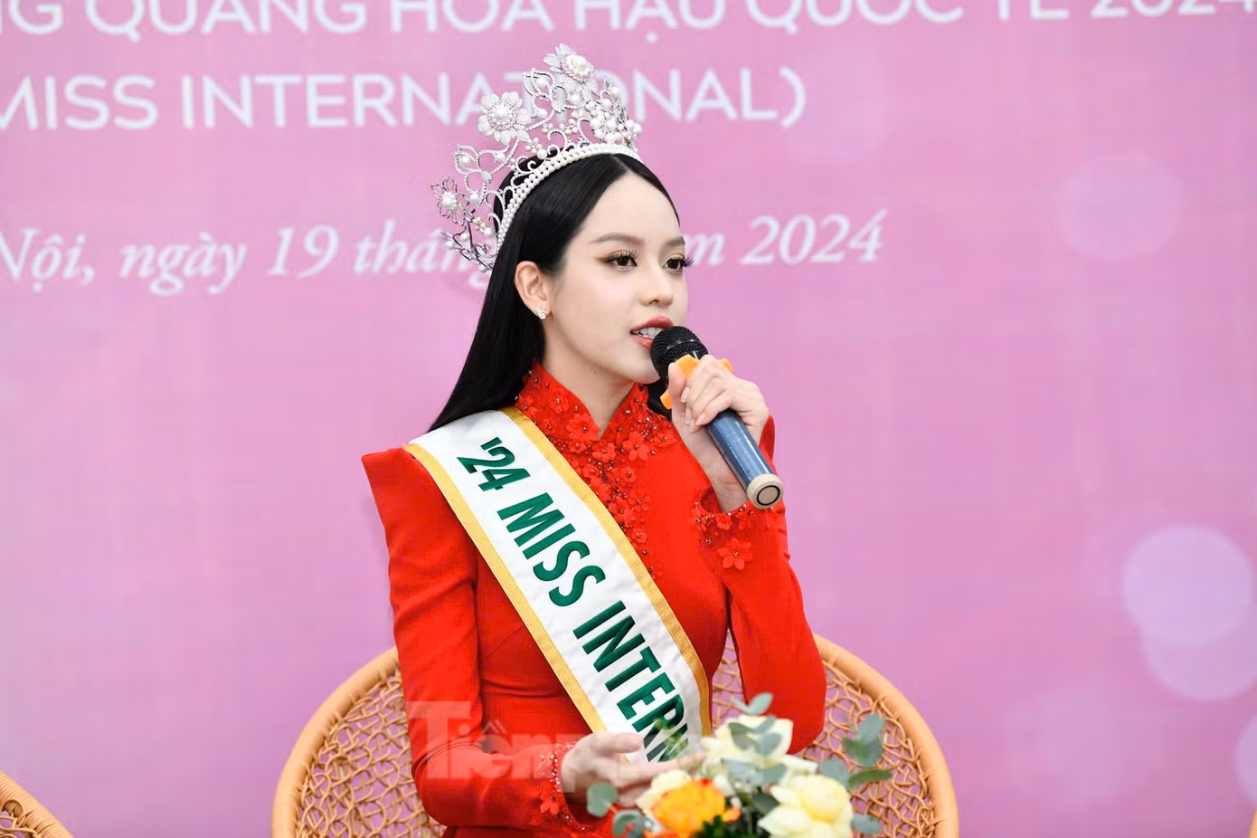 Hoa hậu Thanh Thủy trả lời câu hỏi từ phóng viên báo Vietnamnet.