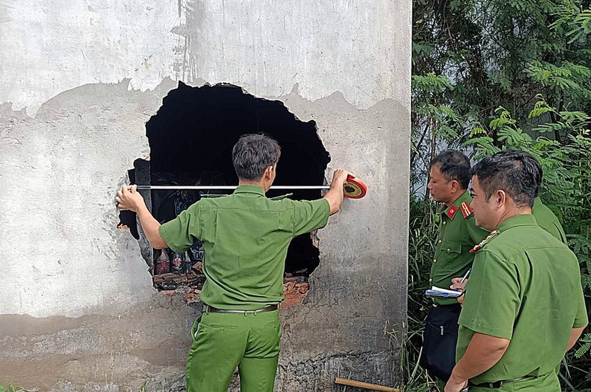 Mảng tường do anh Đốn phá để cứu người. Ảnh: PĐ