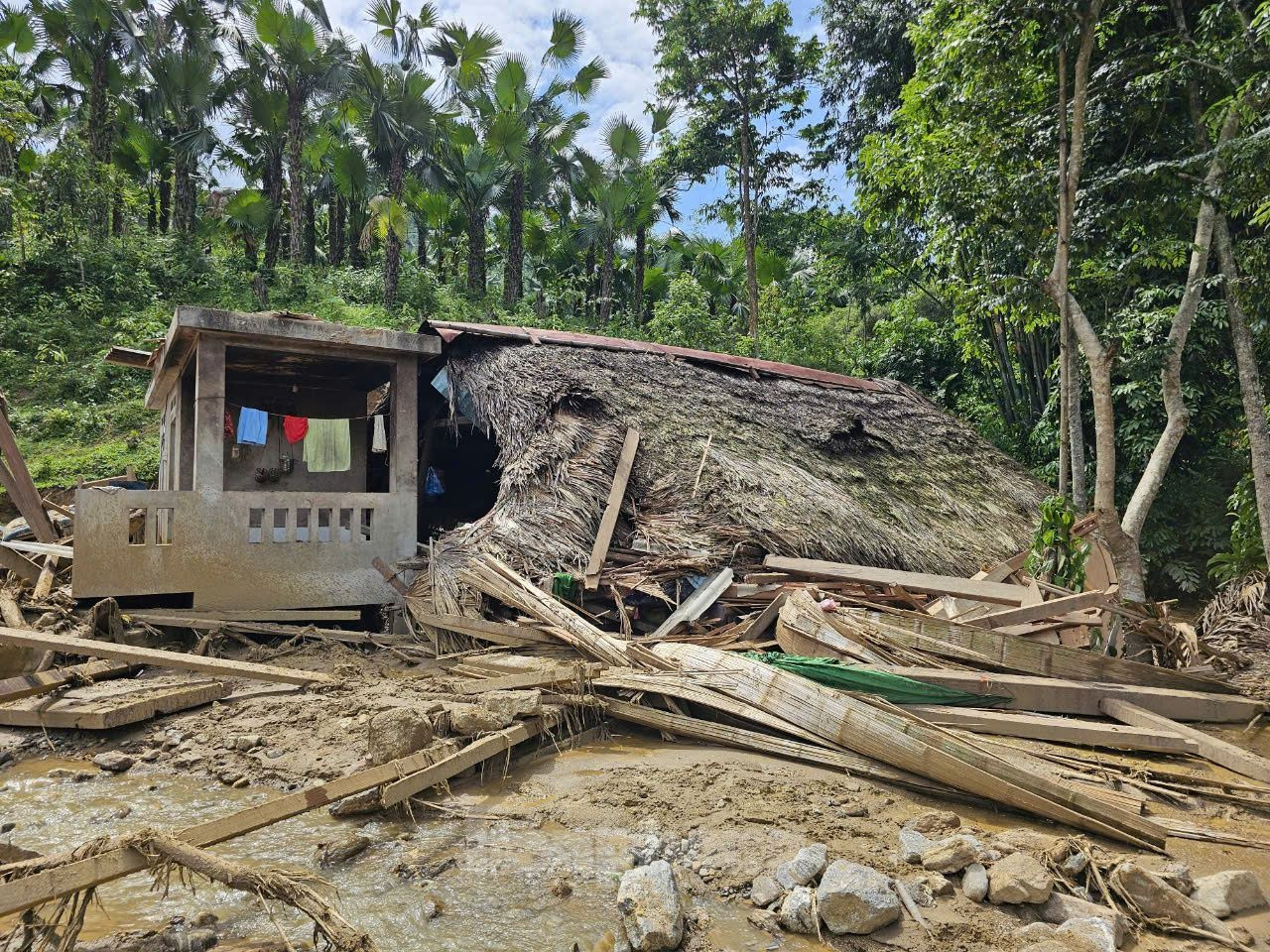 Một phần của những căn nhà bị lũ quét &quot;vò nát&quot; còn sót lại. Ảnh: Hân Nguyễn.
