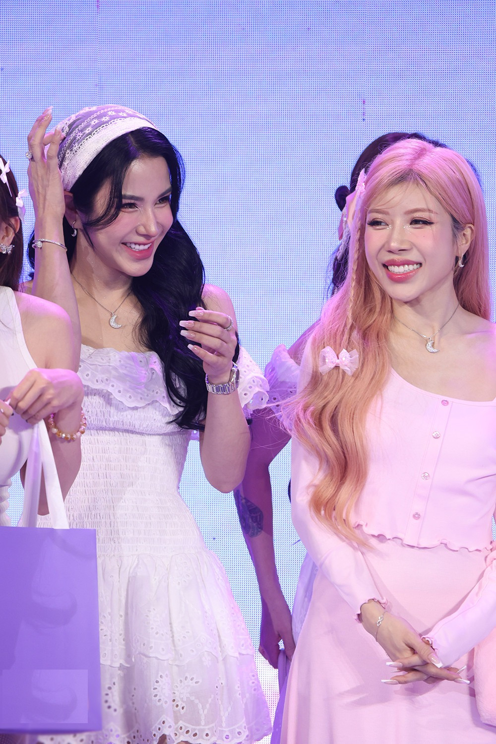 Sự kiện thời trang của Nhã Phương và Lan Ngọc có nhiều nghệ sĩ nổi tiếng tham dự.