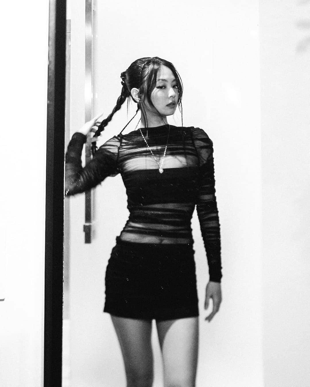 Jennie (BlackPink) đăng tải những hình ảnh trong bữa tiệc sinh nhật của The Weeknd tại Mỹ lên trang cá nhân. Cô diện váy đen xuyên thấu thiết kế trị giá 400 USD của Christopher Esber (hiện được bán lại với giá hơn 2.000 USD). Cô kết hợp kiểu tóc đuôi ngựa đơn giản cùng giày chunky đen, tạo điểm nhấn trang phục là vòng cổ bạc.