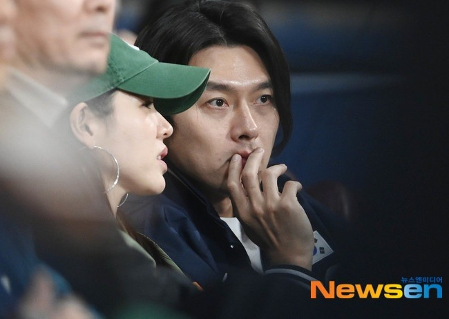 Vợ chồng Hyun Bin - Son Ye Jin hẹn hò xem bóng chày. Ảnh: Newsen, Sports Seoul,