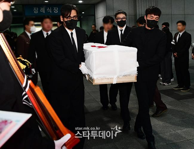 Park Jae Jung, Kang Seung Yoon và Roy Kim là ba đồng nghiệp khiêng quan tài của Park Bo Ram. Linh cữu của cố ca sĩ được an táng tại Công viên tưởng niệm Seoul trong sáng nay.