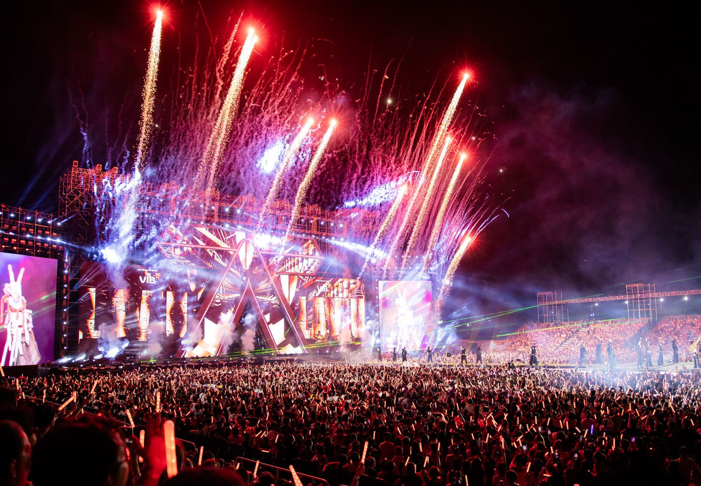 Anh trai say hi mở thêm đêm concert thứ 2 tại sân vận động Mỹ Đình, Hà Nội vào 9/12. Anh trai say hi mở thêm đêm concert thứ 2 tại sân vận động Mỹ Đình, Hà Nội vào 9/12.