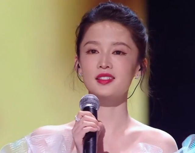 Nhiều nghệ sĩ Trung Quốc bị bóc mẽ việc hát nhép trong đêm nhạc. Nhiều nghệ sĩ Trung Quốc bị bóc mẽ việc hát nhép trong đêm nhạc.