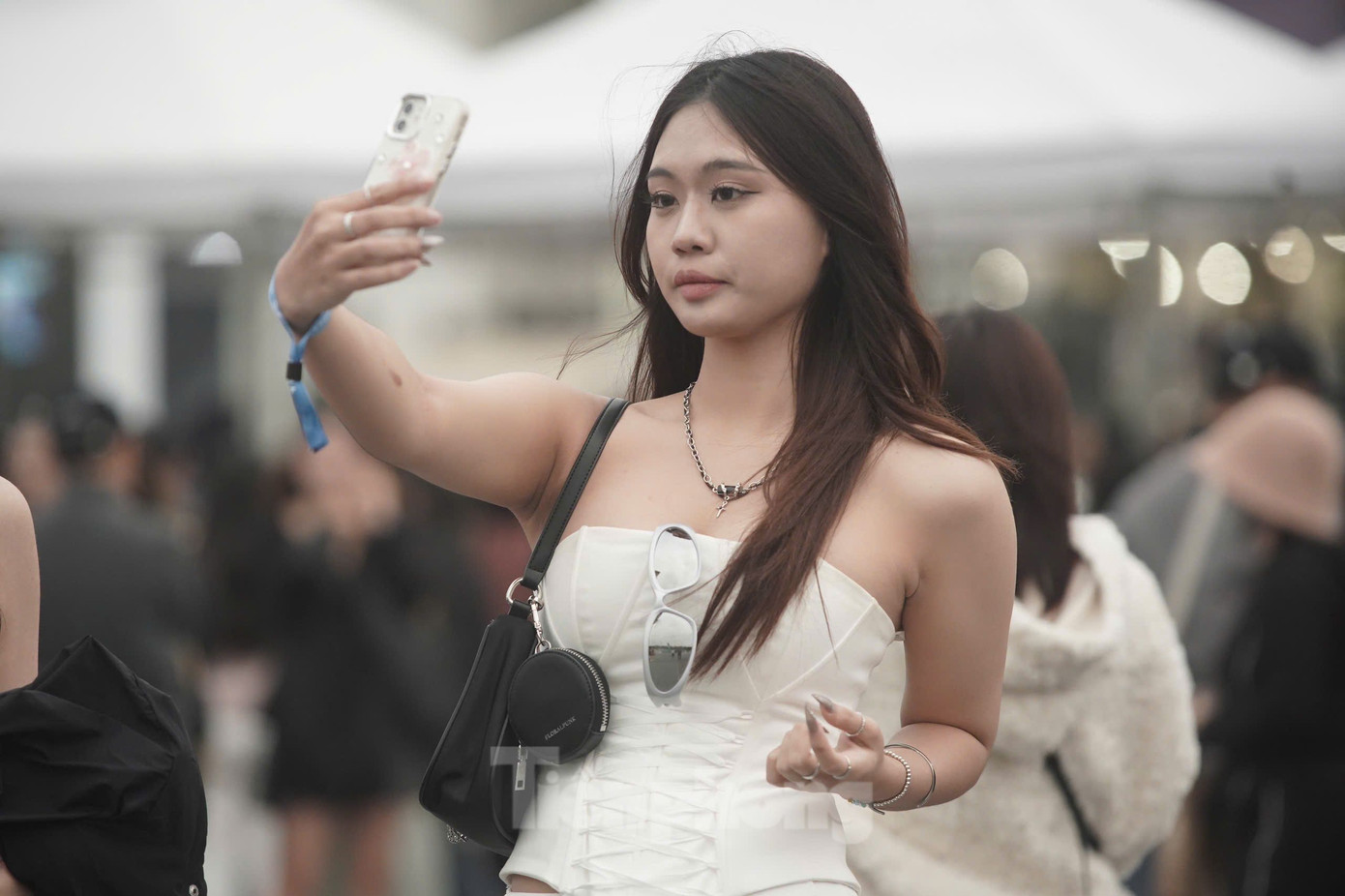 Nhiệt độ Hà Nội 18 độ C nhưng vẫn nhiều người chọn &quot;bộ cánh&quot; gợi cảm, hở da thịt.