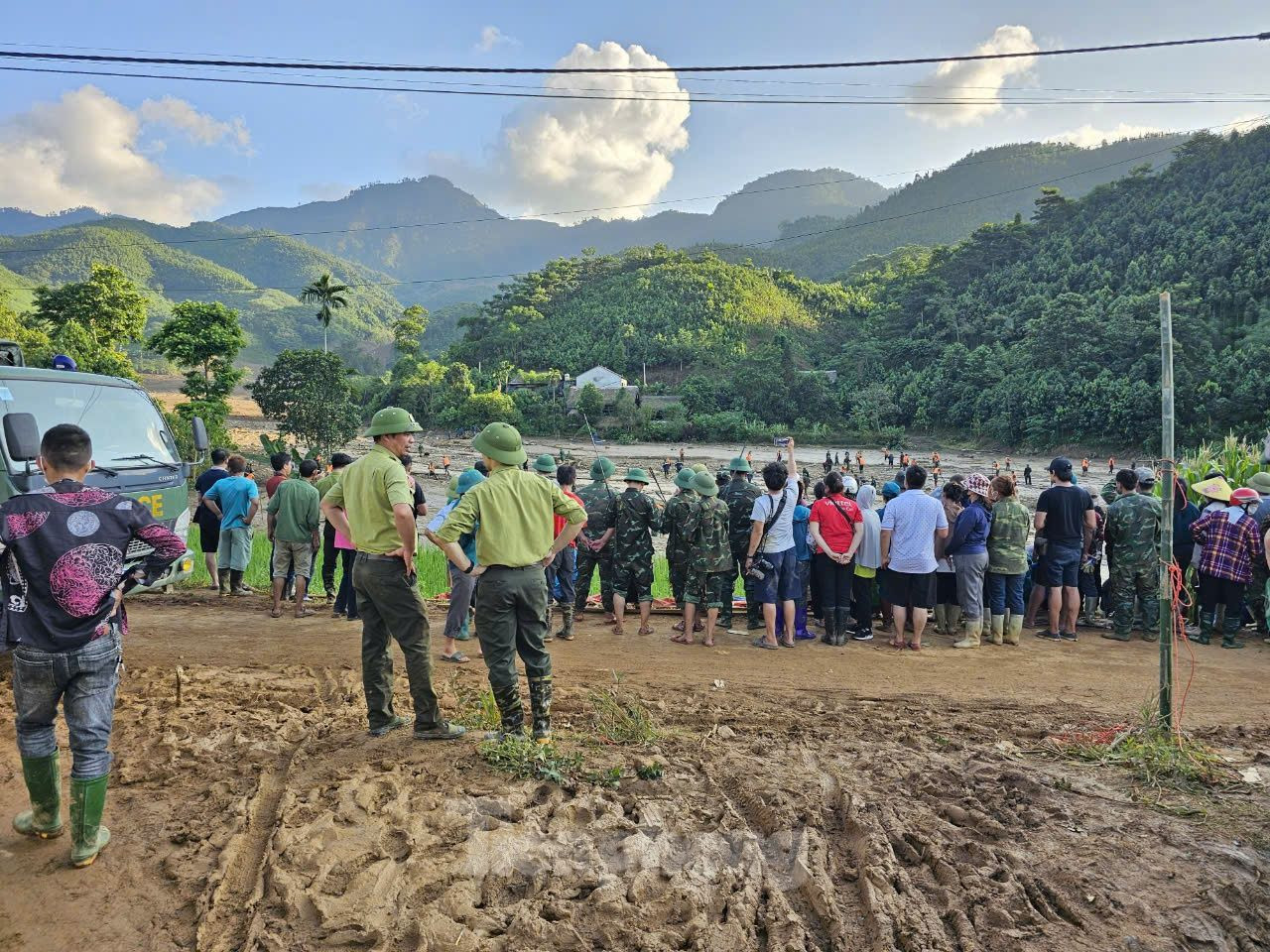 Bộ đội vẫn nỗ lực tìm kiếm nạn nhân mất tích do lũ quét. Ảnh: Hân Nguyễn.