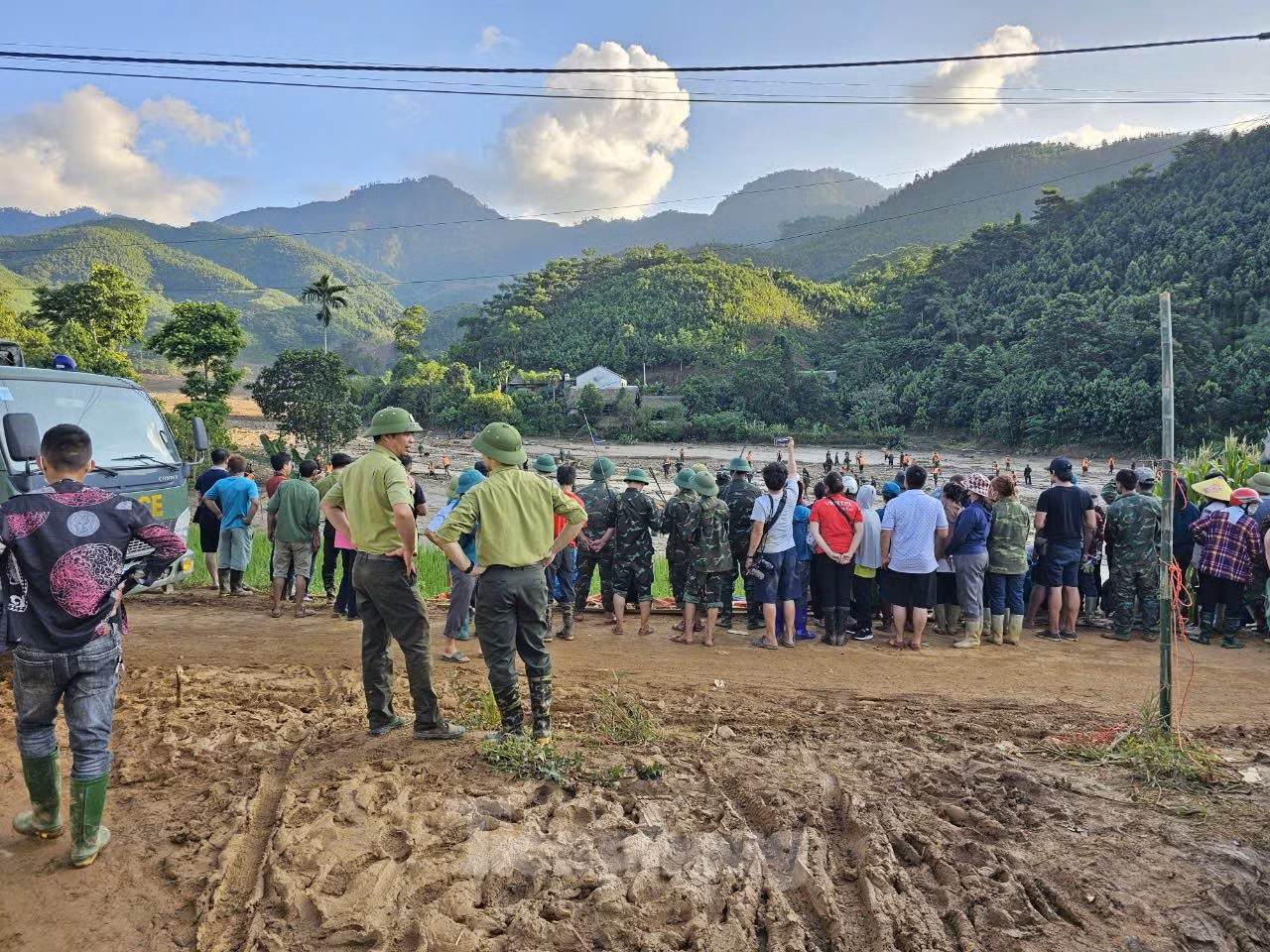 Bộ đội vẫn nỗ lực tìm kiếm nạn nhân mất tích do lũ quét. Ảnh: Hân Nguyễn. Bộ đội vẫn nỗ lực tìm kiếm nạn nhân mất tích do lũ quét. Ảnh: Hân Nguyễn.