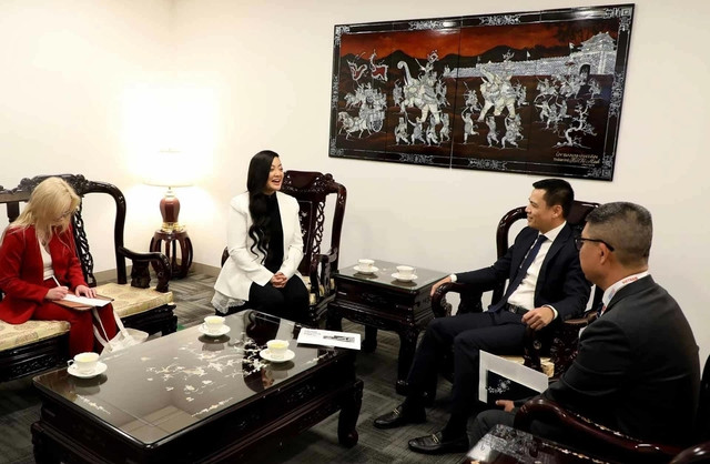 Đại sứ Đặng Hoàng Giang tiếp chị Amanda Nguyễn. Ảnh: Phái đoàn