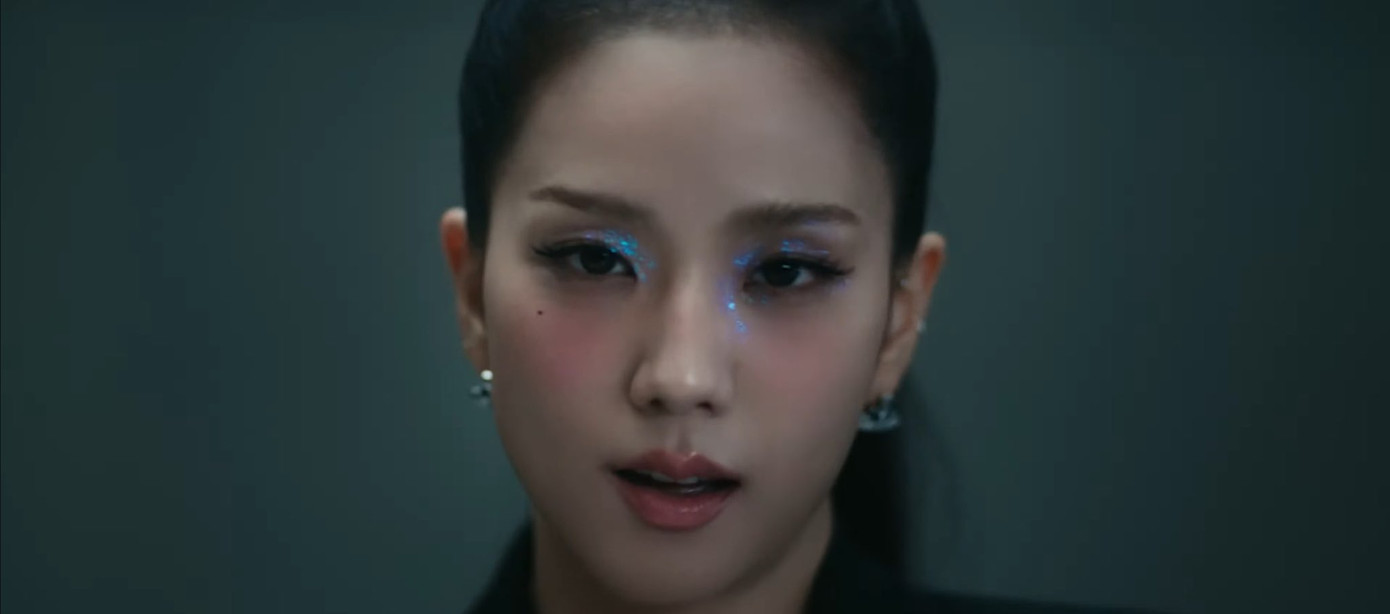 Tạo hình của Jisoo trong MV Earthquake.