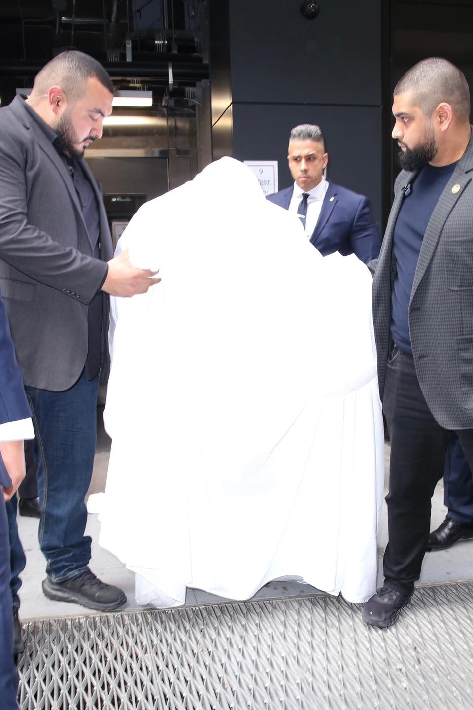 Bad Bunny trên đường đi đến sự kiện và khi xuất hiện tại Met Gala 2024.