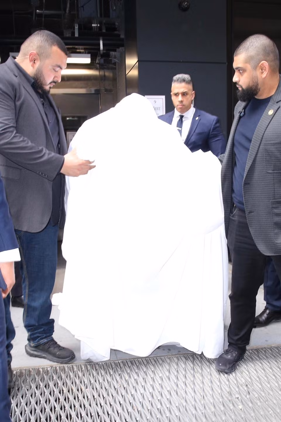 Bad Bunny trên đường đi đến sự kiện và khi xuất hiện tại Met Gala 2024.