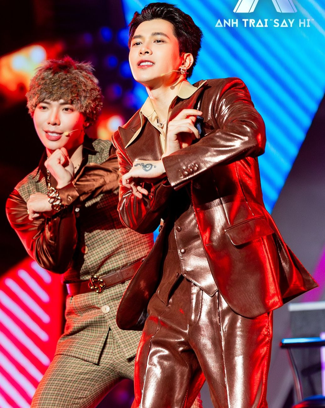 Hai sắc màu đối lập, một bên gai góc, bụi bặm của Anh trai vượt ngàn chông gai và một bên bóng bẩy, trẻ trung của Anh trai say hi (phải), tất cả tạo nên cuộc đua gây cấn trên các nền tảng mạng xã hội. Hai sắc màu đối lập, một bên gai góc, bụi bặm của Anh trai vượt ngàn chông gai và một bên bóng bẩy, trẻ trung của Anh trai say hi (phải), tất cả tạo nên cuộc đua gây cấn trên các nền tảng mạng xã hội.