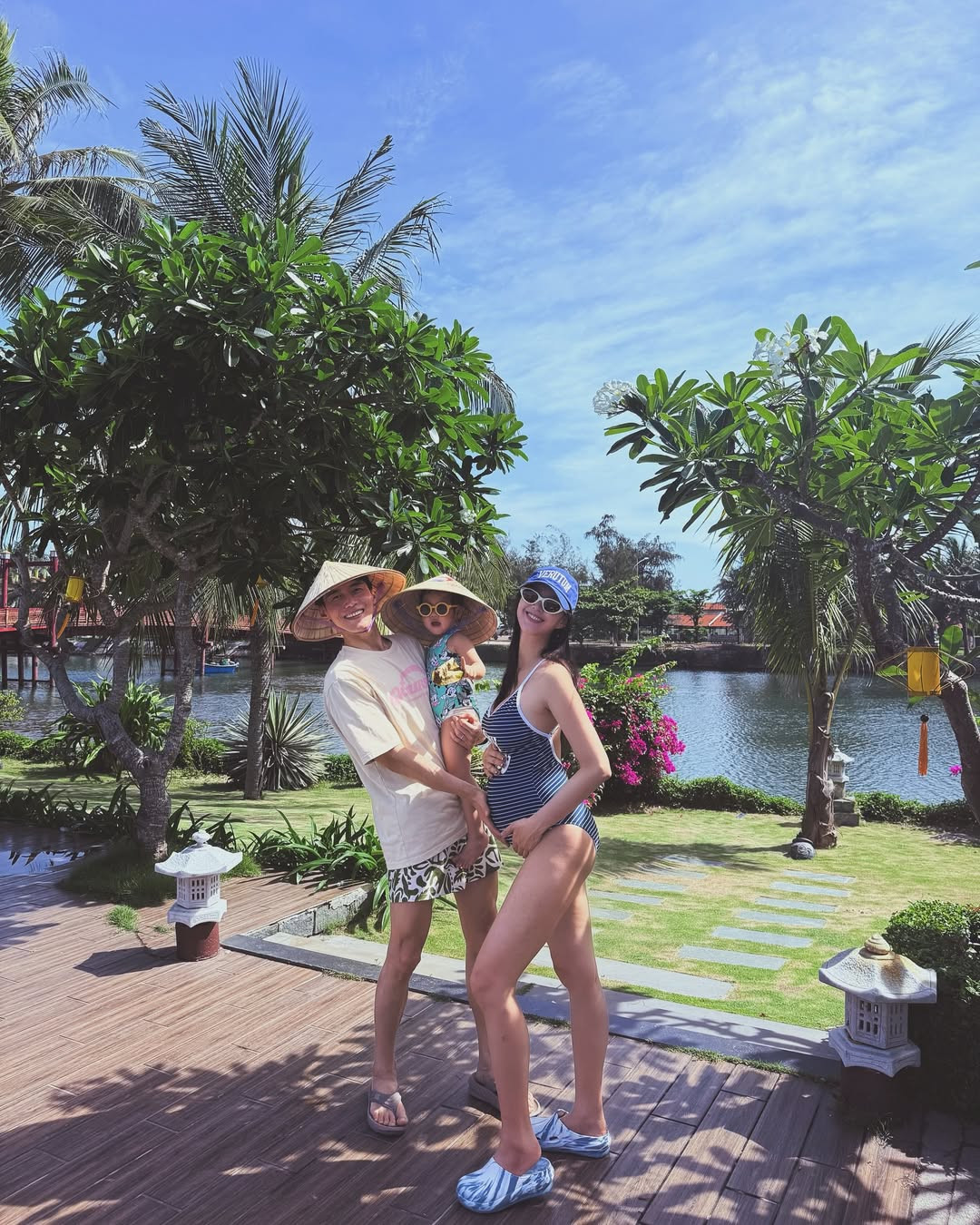 Vợ chồng Song Jae Hee - Ji So Yeon cùng con gái đầu lòng. Ảnh: _jisoyeon.