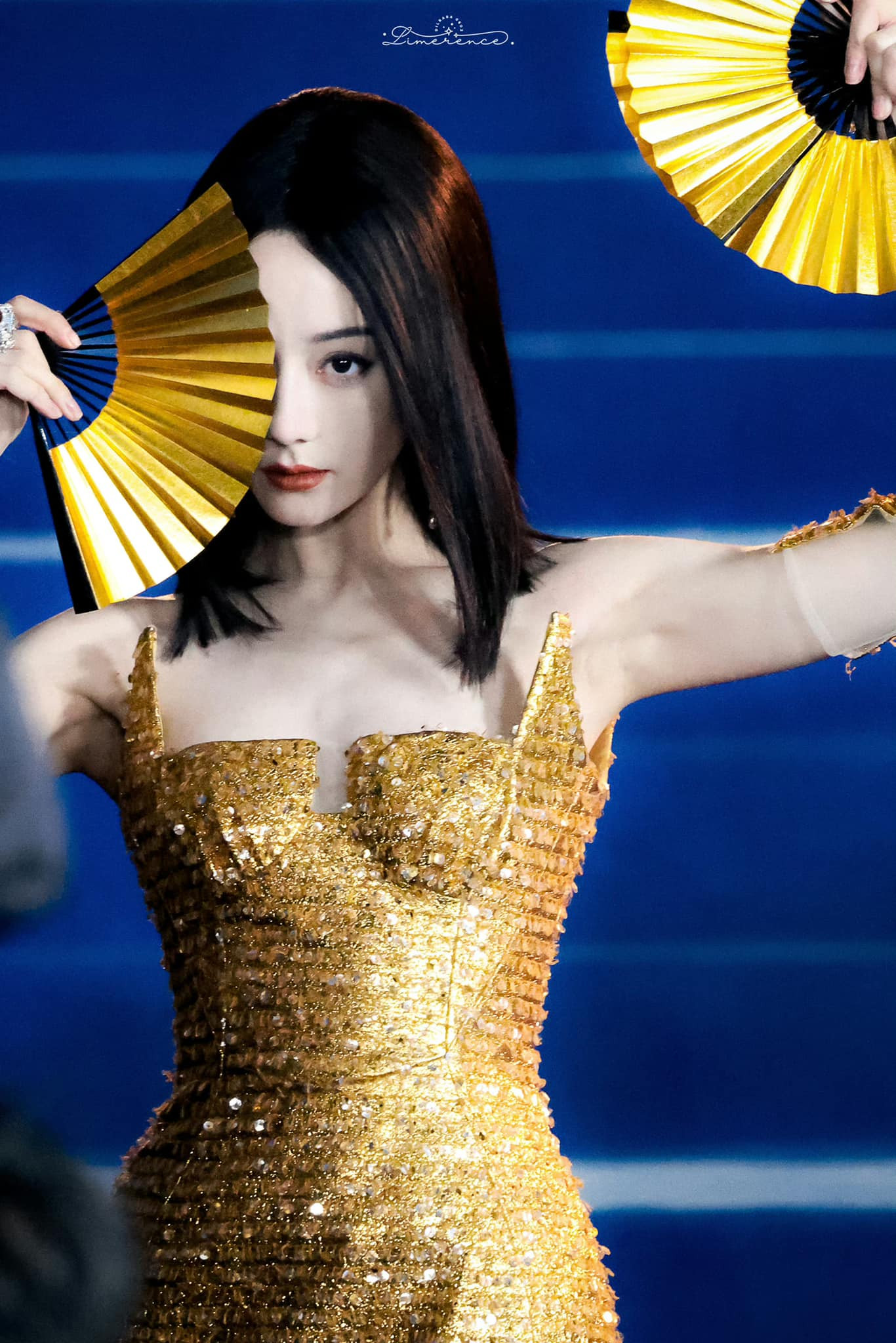 Những chiếc váy có đường xẻ sâu khiến nữ diễn viên luôn có hành động dùng tay che ngực để tránh khoảnh khắc hở hang lộ liễu. Việc này khiến Địch Lệ Nhiệt Ba bị diễn viên múa Kim Tinh chỉ trích, cho rằng: &quot;Hoặc là mặc không hở, hoặc là hãy mặc và không che, không có ý nghĩa gì khi vừa mặc vừa che&quot;. Mỹ nhân 9X không đưa ra phản hồi nhưng vẫn tiếp tục dùng tay che ngực dù đi tiệc hay tham gia thảm đỏ.