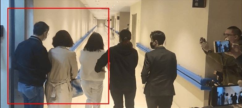 Con trai cùng gia đình đến Nhà tang lễ số 2 Đài Bắc, thực hiện các thủ tục liên quan. Con trai cùng gia đình đến Nhà tang lễ số 2 Đài Bắc, thực hiện các thủ tục liên quan.